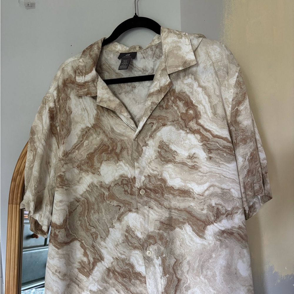 Men's Tan Marble Pattern H&M Shirt